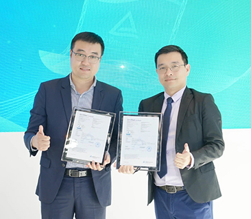 權(quán)威認(rèn)證賦能出海！TüV萊茵為鵬輝能源5MWh集裝箱頒發(fā)歐標(biāo)&美標(biāo)雙認(rèn)證證書(shū)